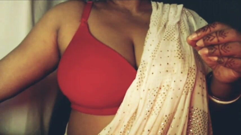 HotGirl21: Apri reggiseno Spogliati poi mostra tette e figa diteggiatura.