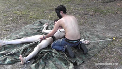 Bad boys bootcamp: Damien zostaje zasiąknięta na tarp