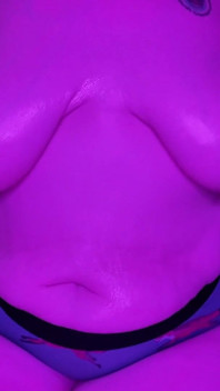 기름을 물로 들이대고 스티커를 부착한 거유