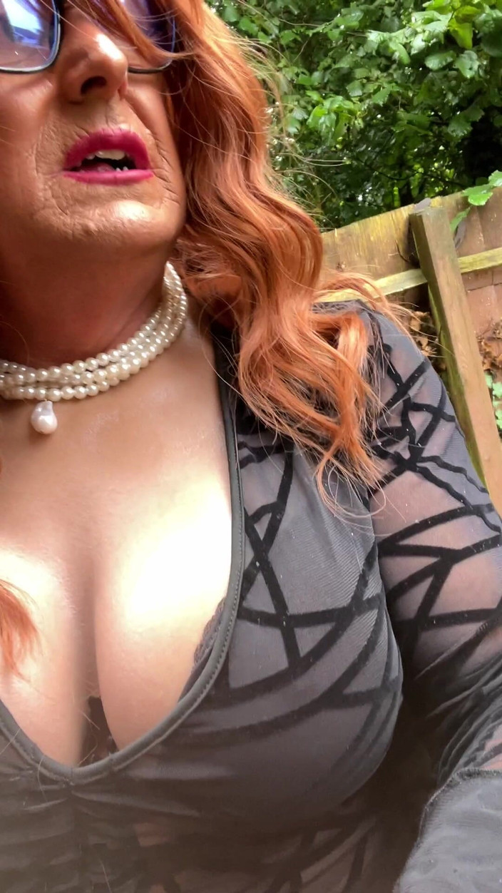Kellycd2022: Sexy Crossdresser Kellycd2022 v Šedých Bezešvých punčochách v Mezi déšťové sprchy