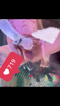 Roze netkousen lingerie shemale berijdt zwarte dildo op de muur