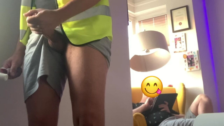 Hot dick in your ass: 벽에 그림을 그리는 동안, 나는 발정난 내 친구 앞에서 약해졌다.