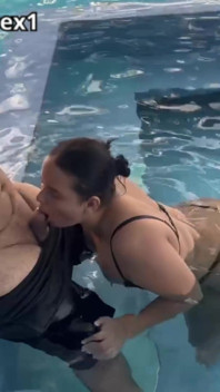 Sex im pool vor unseren eltern