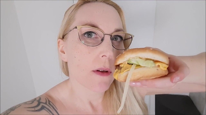 Sally Secret: Il mio delizioso e succoso hamburger di pipì!!