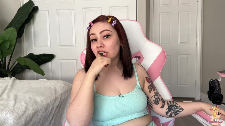 Lenna Lux: Gummy-anbetung