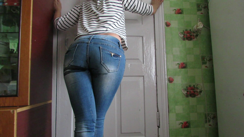 SexyAnka: Ini untukmu. Jilat kakiku dong.