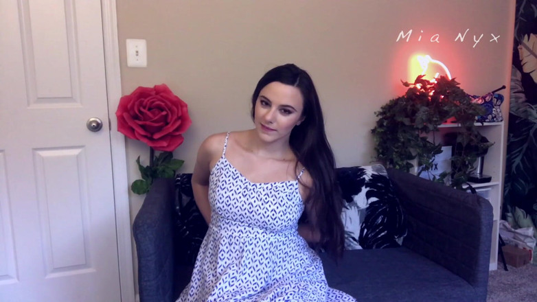 MiaNyx: Zvonul o are fantezia surorii vitregă