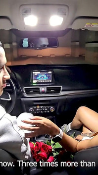 Drobný pouliční prodavač je vyzvednut na ulici bohatým chlapem - Athenea Rose a Max Betancur