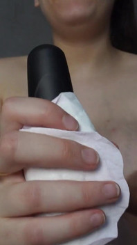 Üvey kız kardeşim maxi pad'leriyle oynuyor, sonra vibratörle mastürbasyon yapıyor ve yastıkların üzerinde olduğunu gösteriyor
