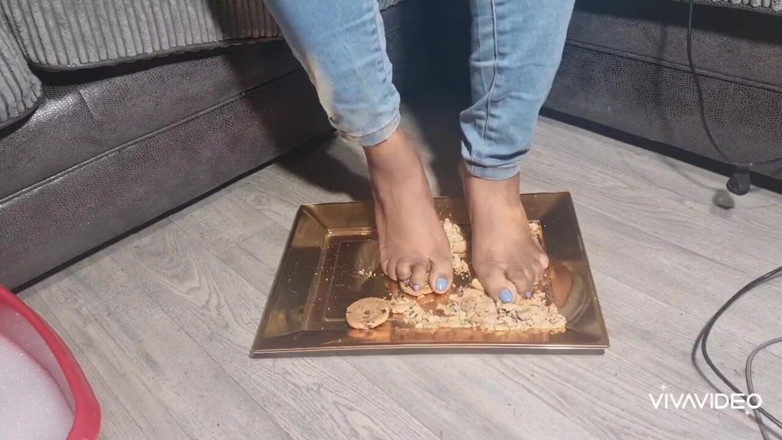 Simp to my ebony feet: zdrobire de mâncare cu picioare