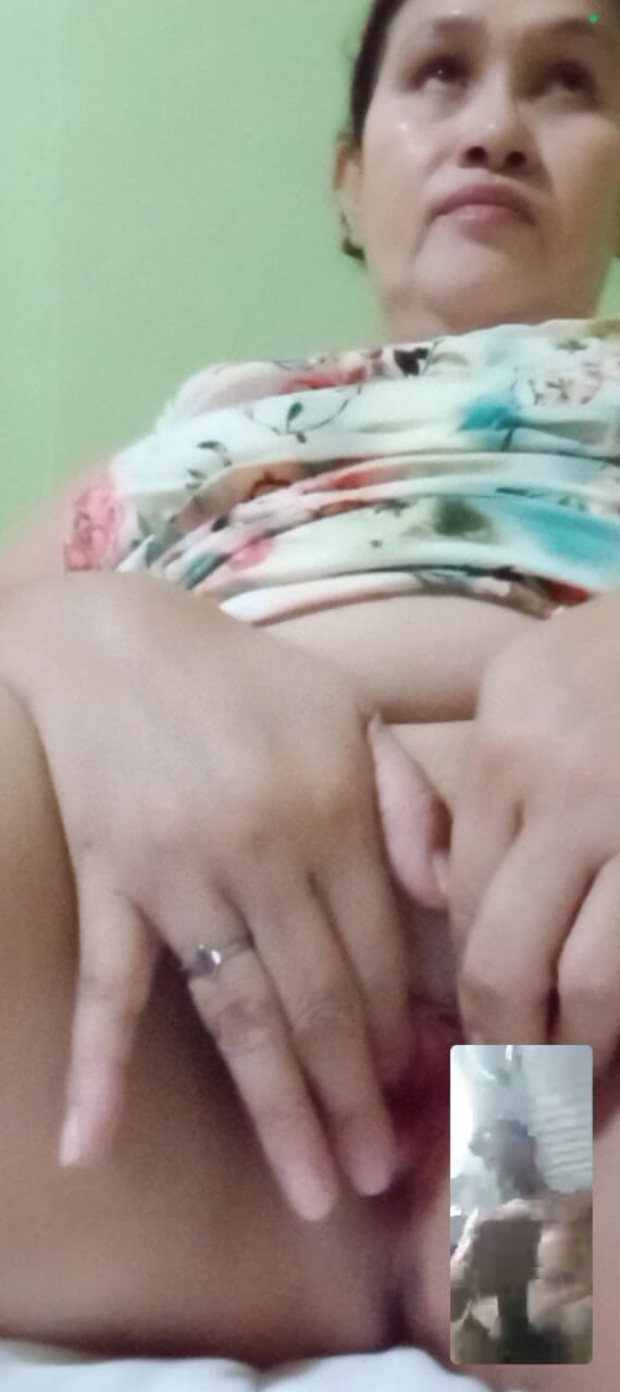 amadorrivera: La sua figa rosasa bagnata mi eccita così tanto
