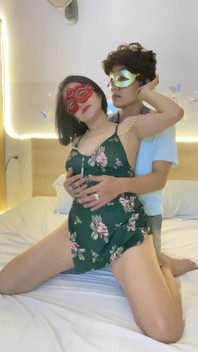 The Chinese Employee Was Invited by a Young Customer to Receive