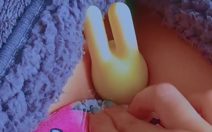 Little Dessert: 小さなラテン系女子大生の初めてのバイブレーター体験
