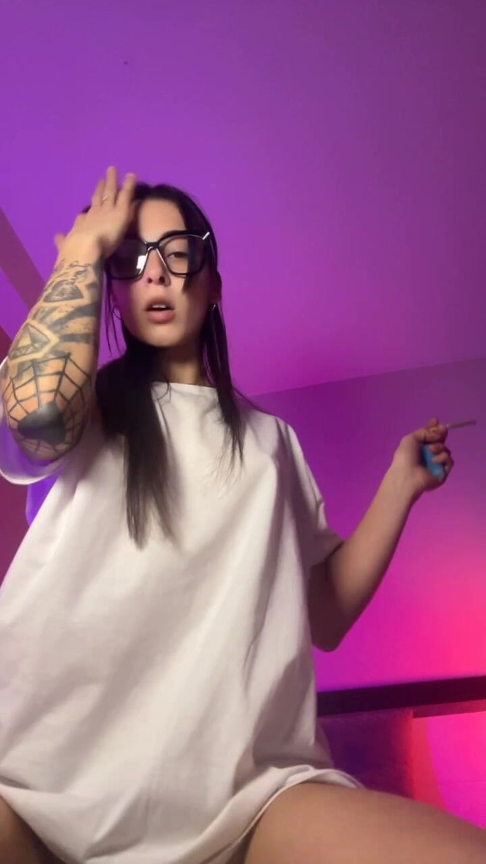 Fans of Sofia Sweetsecrett: Áo phông rộng, âm nhạc và khiêu khích