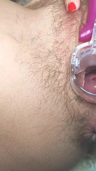 Orgasme in close-up tijdens open poesje met behulp van een speculum