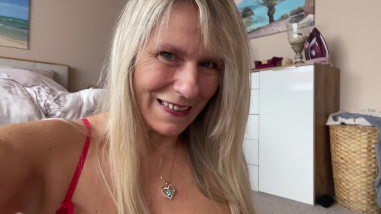 SweetSusi: Hold-up Nude Nylons