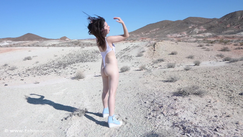 TabooZone: Presque nue dans le désert et pas d’eau