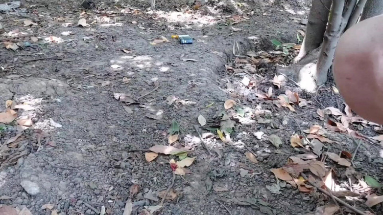 Kitty_Cross: 可爱的变性人女孩在出门前刷裙子