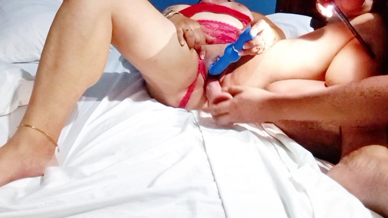 Milfta boohot: Tante seksi ini lagi asik muasin memeknya pakai dildo ukuran...