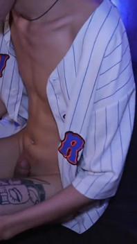 Het mager Twink Magic C ryck hans stora kuk och skjuter hans tjocka sperma