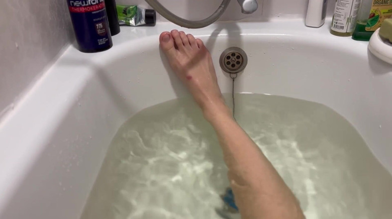Skinny_lady69: Pés no banho