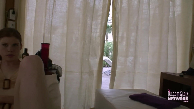 Dream Girls: Masturbándose durante la fiesta de rehabilitación en la piscina en...