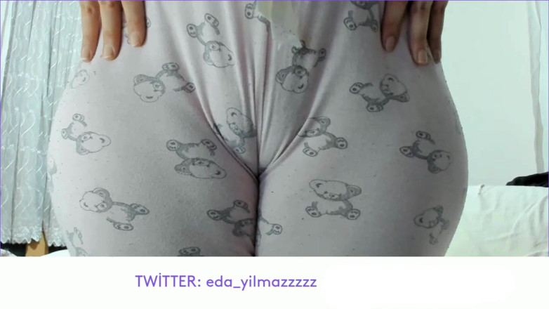 Bigass_sexy_bigboobs: Camel toe - tante seksi turki lagi asik masturbasi pakai piyama...