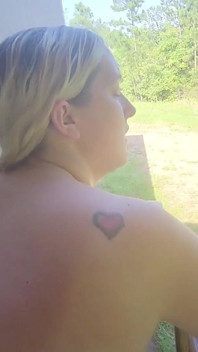 Je me fais baiser dehors et le laisser éjaculer sur mon visage et ma poitrine - Mama_foxx94