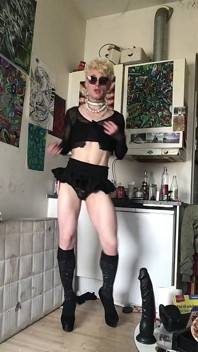 Sissy femboy mini rok liefde grote zwarte lul dildo