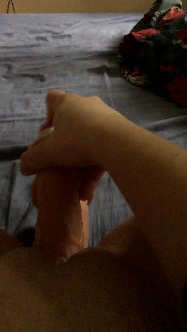 Novinha: Close-up dubbele penetratie met speelgoed