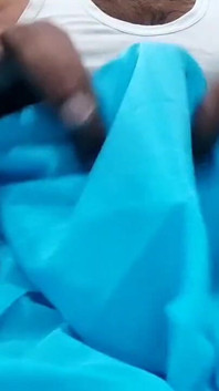 saatan reshmi haathon se chudaee porn - sauteli bahan salvaar land ke sir par ragarti hai (88)