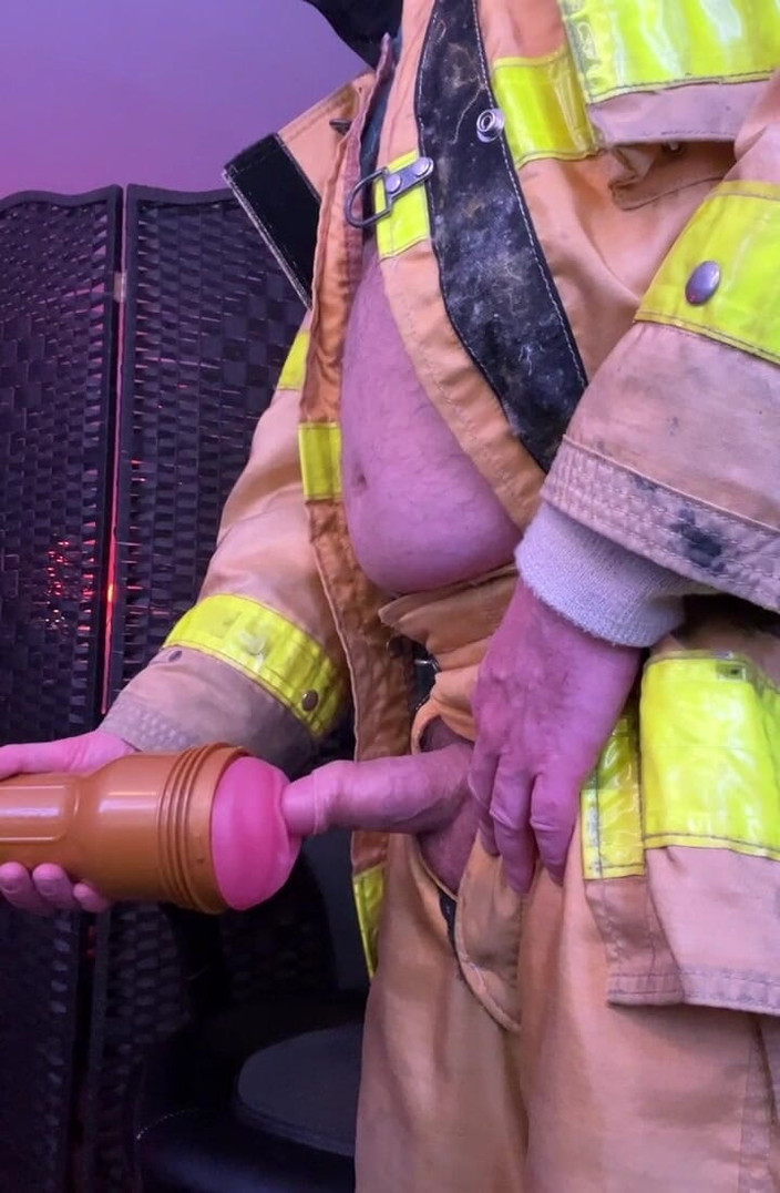 charli: Brandweerman fleshlight plezier en klaarkomen