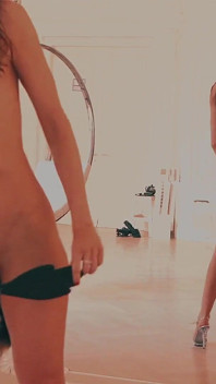Caliente MILF bailando striptease