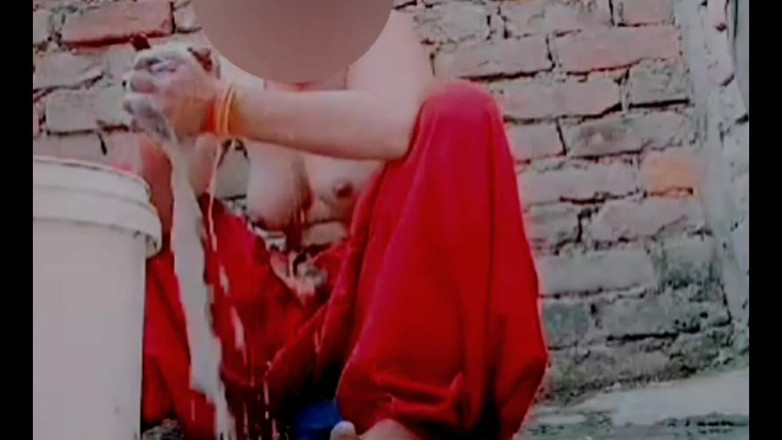 TricolorMusic3: Lavanya seksi panas sedang mandi dengan menggesel badan seksinya, dia...