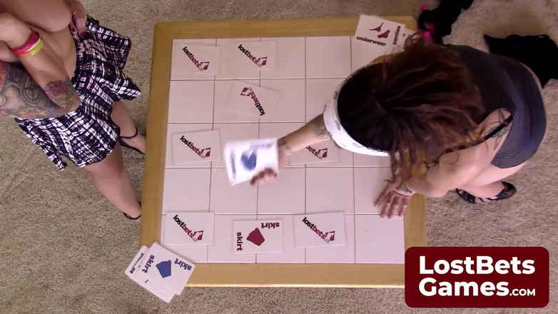 Lost Bets Games: Duas meninas com memória como peixinhos jogando um jogo