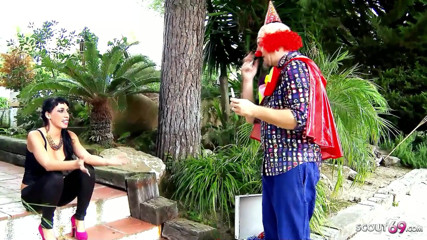 Full porn collection: Clown tröstet sexy dünne Suhaila Hard mit seinem großen schwanz