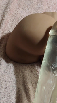 Meludah dan mengongkek mainan dubur dengan dildo dengan merintih yang menyeronokkan