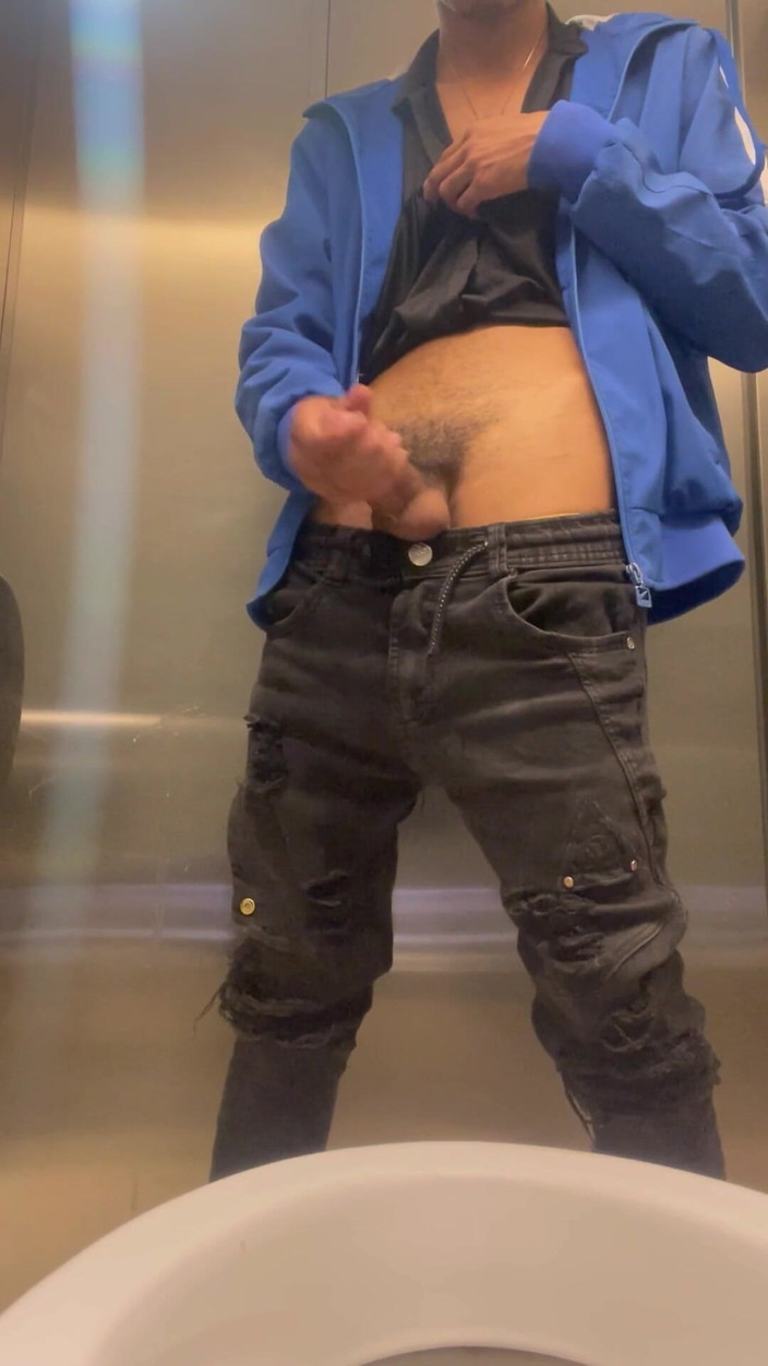 vergar4_daviid: Umumi banyoda mastürbasyon yapıyor