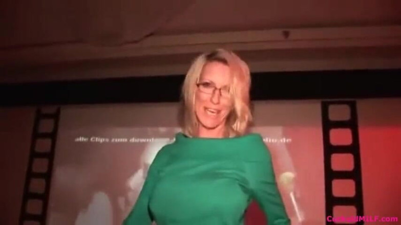 Cuckold MILF: Corno milf - minha esposa loira gostosa em um buceta swingers