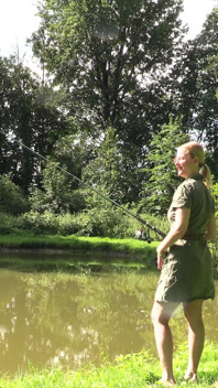 Anglerin Macht Es Sich Am Fischteich Selber