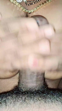Cặp đôi Tamil Desi nóng bỏng bú sâu vào cổ họng và làm tình