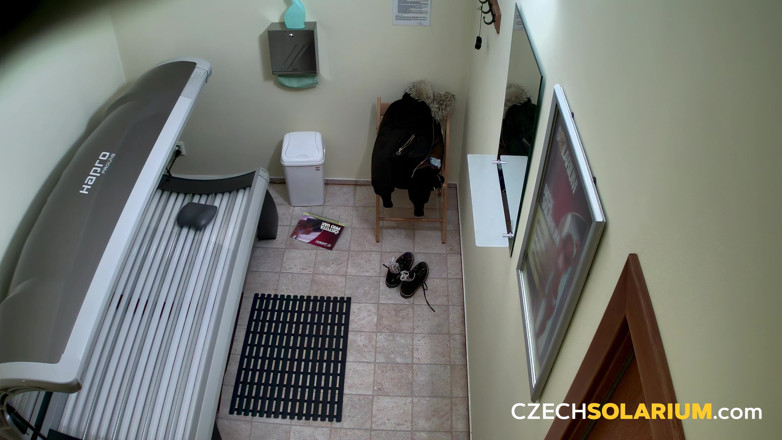 Czech Solarium: Çek solaryum 119: sarışın hatun solaryumda tekrar soyunuyor