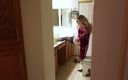 Erin Electra: Styvmamma förbereder sig för sängen medan styvson tittar på och...