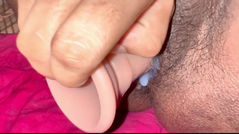 HOT_RUHI002: Soția din sat se masturbează cu jucărie și se pișă