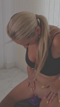 Echte milf die thuis van de Sybian geniet