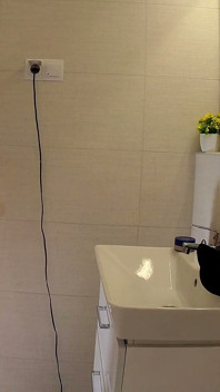 Senza reggiseno senza mutandine carina piccola incredibilmente bella vera ragazza del college sta giocando con creme in bagno in minigonna corta