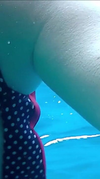 Sei interessato a vedere esibizione di tette e figa in luoghi insoliti? Li mostrò sott'acqua! Vista molto speciale