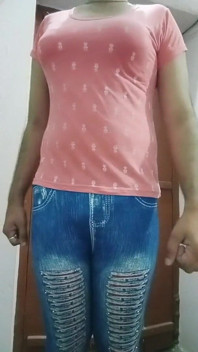 Indický gay crossdresser gaurisissy skutečný domácí XXX sex v růžovém tričku a modrých legínách