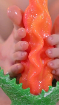 videshi dildo ke saath sabse tel se sani seksi pairon vaali chudaee