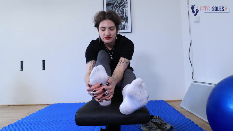 Czech Soles - foot fetish content: Bohyně bílých ponožkách v tělocvičně